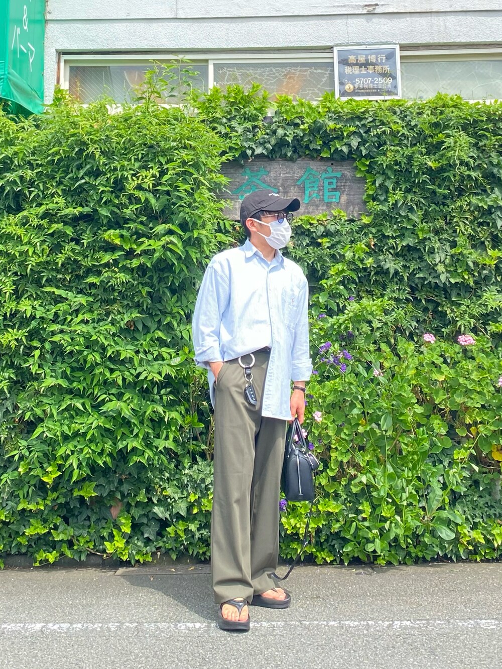 ブルー系のシャツ/ブラウス、グリーン系のパンツ、ブラック系のサンダルを着用したメンズの夏コーディネートの2枚目の写真