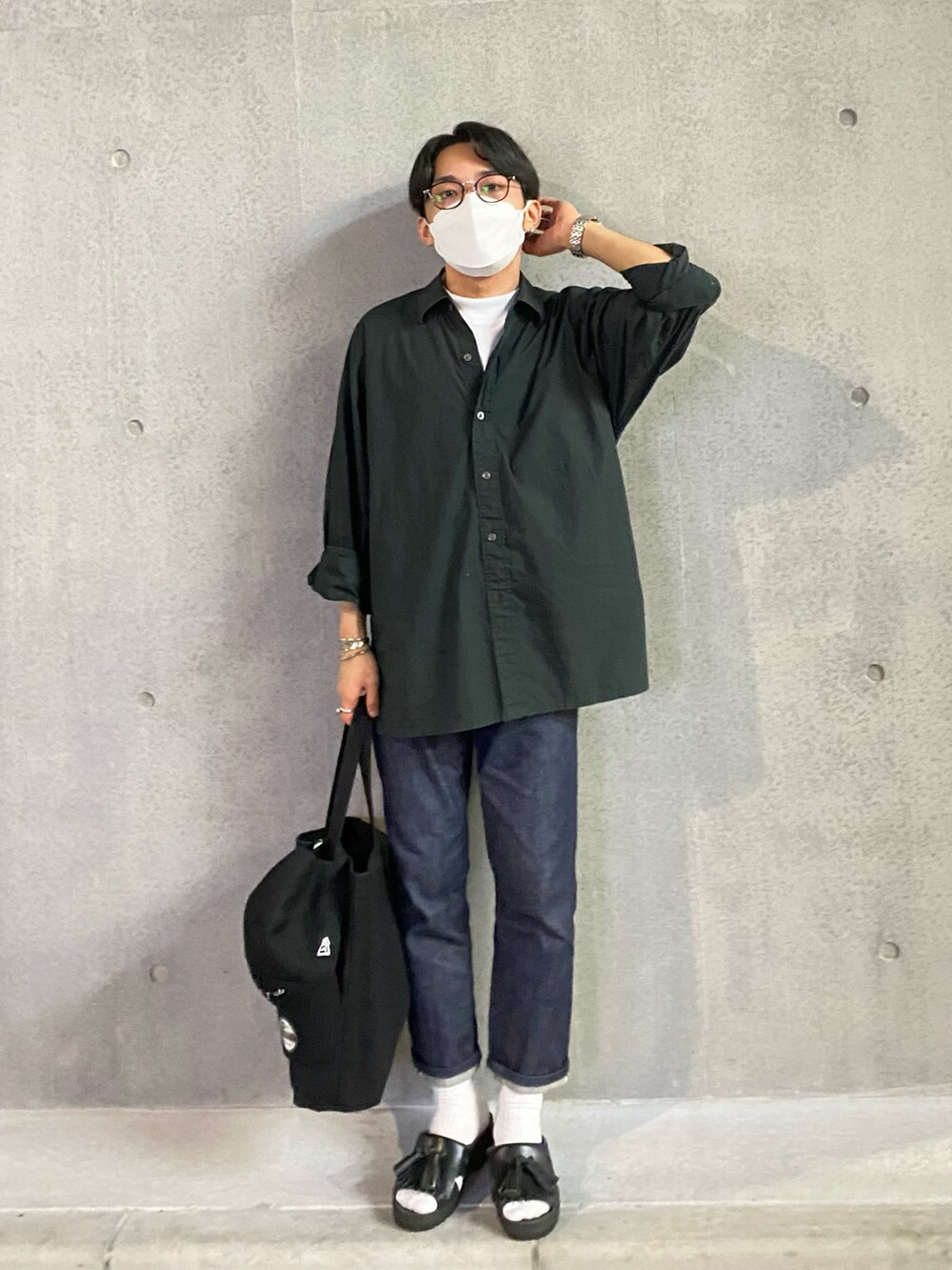 ブラック系のシャツ/ブラウス、ホワイト系のTシャツ/カットソー、ブルー系のデニムパンツを着用したメンズの夏コーディネートの3枚目の写真