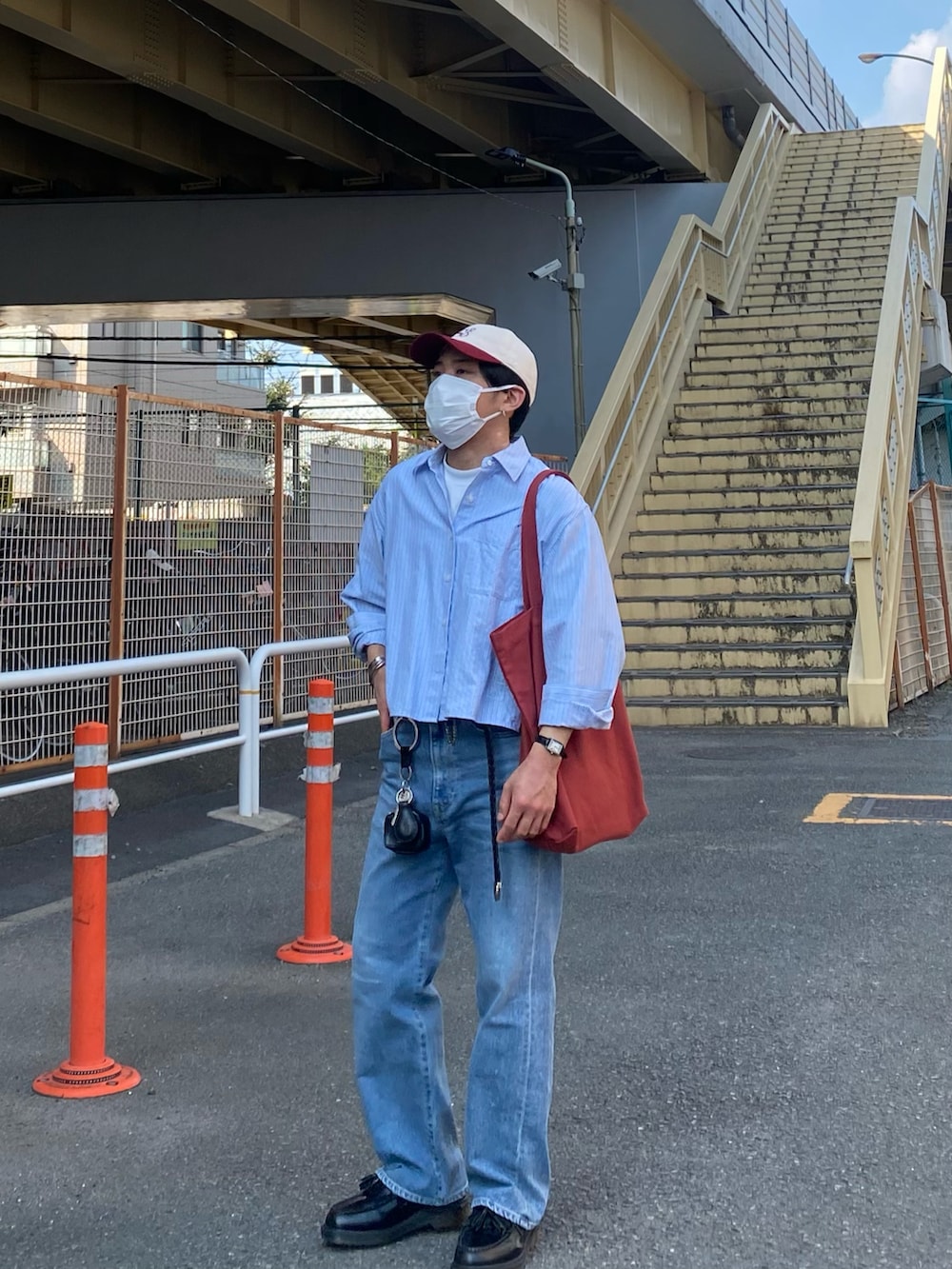 ブルー系のデニムパンツ、ブラック系のローファー、ブルー系のシャツ/ブラウスを着用したメンズの夏コーディネートの5枚目の写真