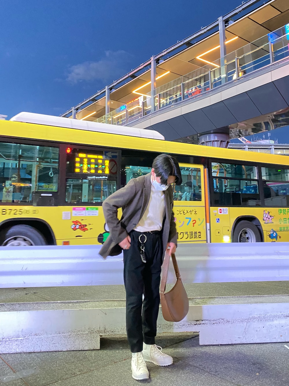 ブラウン系のテーラードジャケット、その他のTシャツ/カットソー、ブラック系のスラックスを着用したメンズの秋コーディネートの5枚目の写真