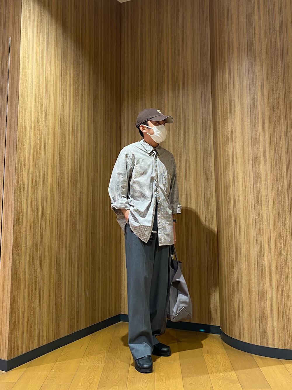 ホワイト系のシャツ/ブラウス、グレー系のトートバッグ、グレー系のパンツを着用したメンズの秋コーディネートの3枚目の写真