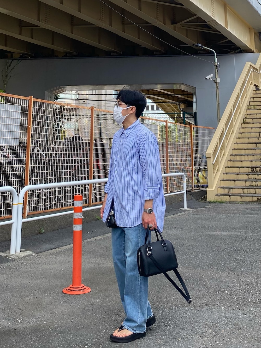 その他のシャツ/ブラウス、ブラック系のボストンバッグ、ブルー系のデニムパンツを着用したメンズの夏コーディネートの2枚目の写真