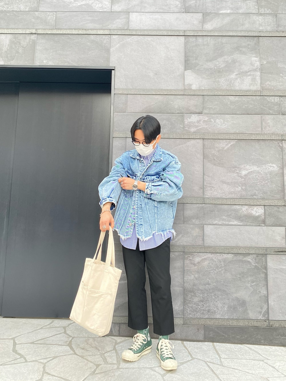 ブルー系のデニムジャケット、ブルー系のシャツ/ブラウス、ブラック系のスラックスを着用したメンズの春コーディネートの2枚目の写真