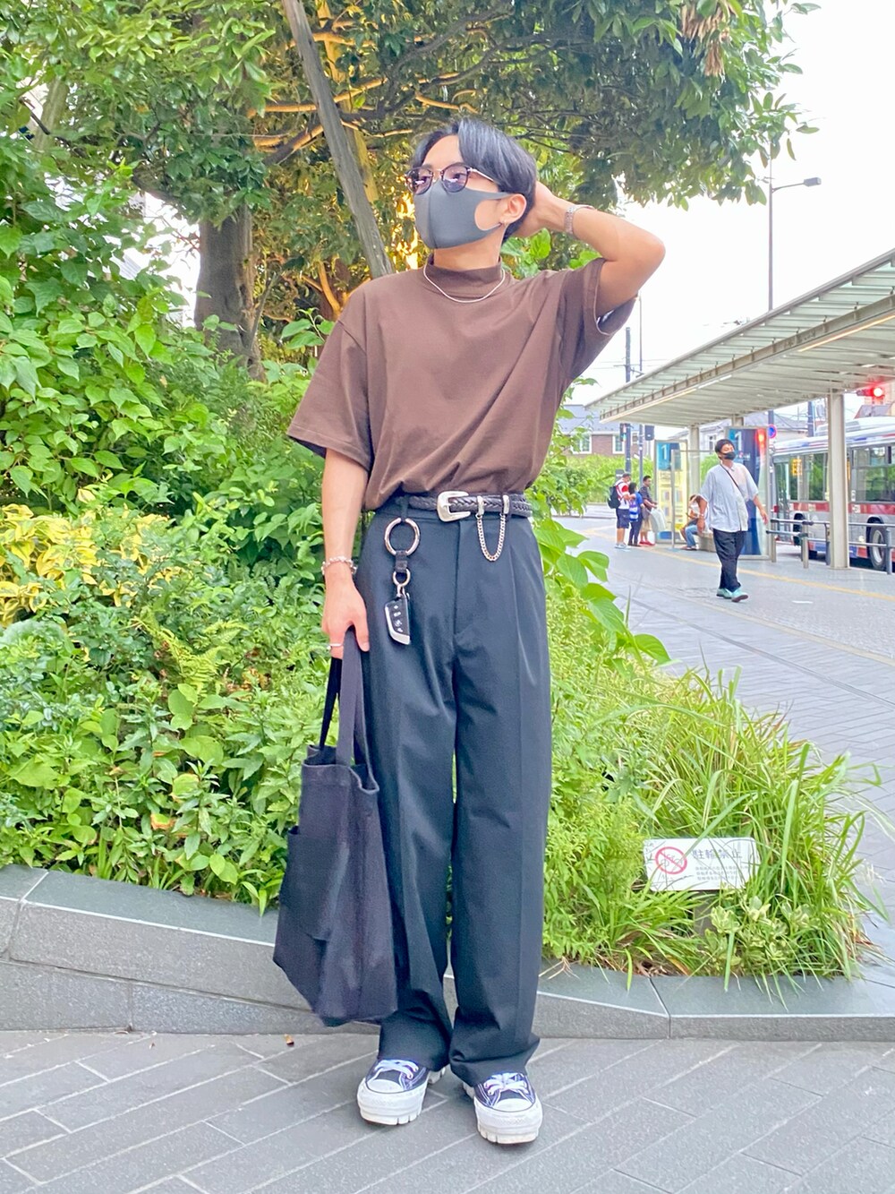 ブラウン系のTシャツ/カットソー、ブラック系のパンツ、ブラック系のスニーカーを着用したメンズの夏コーディネートの3枚目の写真