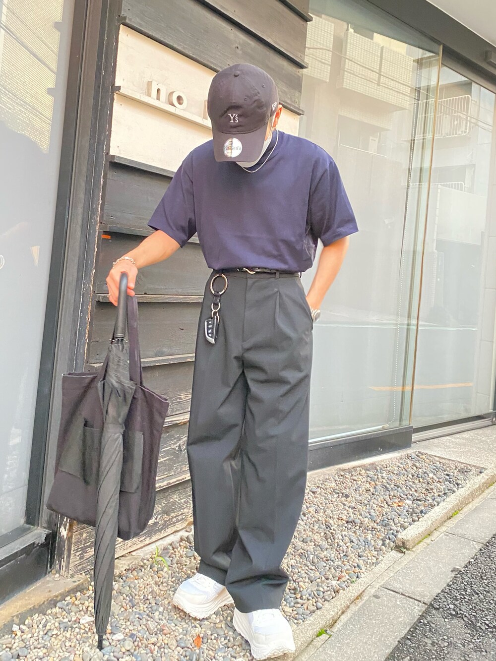 ブルー系のTシャツ/カットソー、ブラック系のパンツ、ホワイト系のスニーカーを着用したメンズの夏コーディネートの2枚目の写真