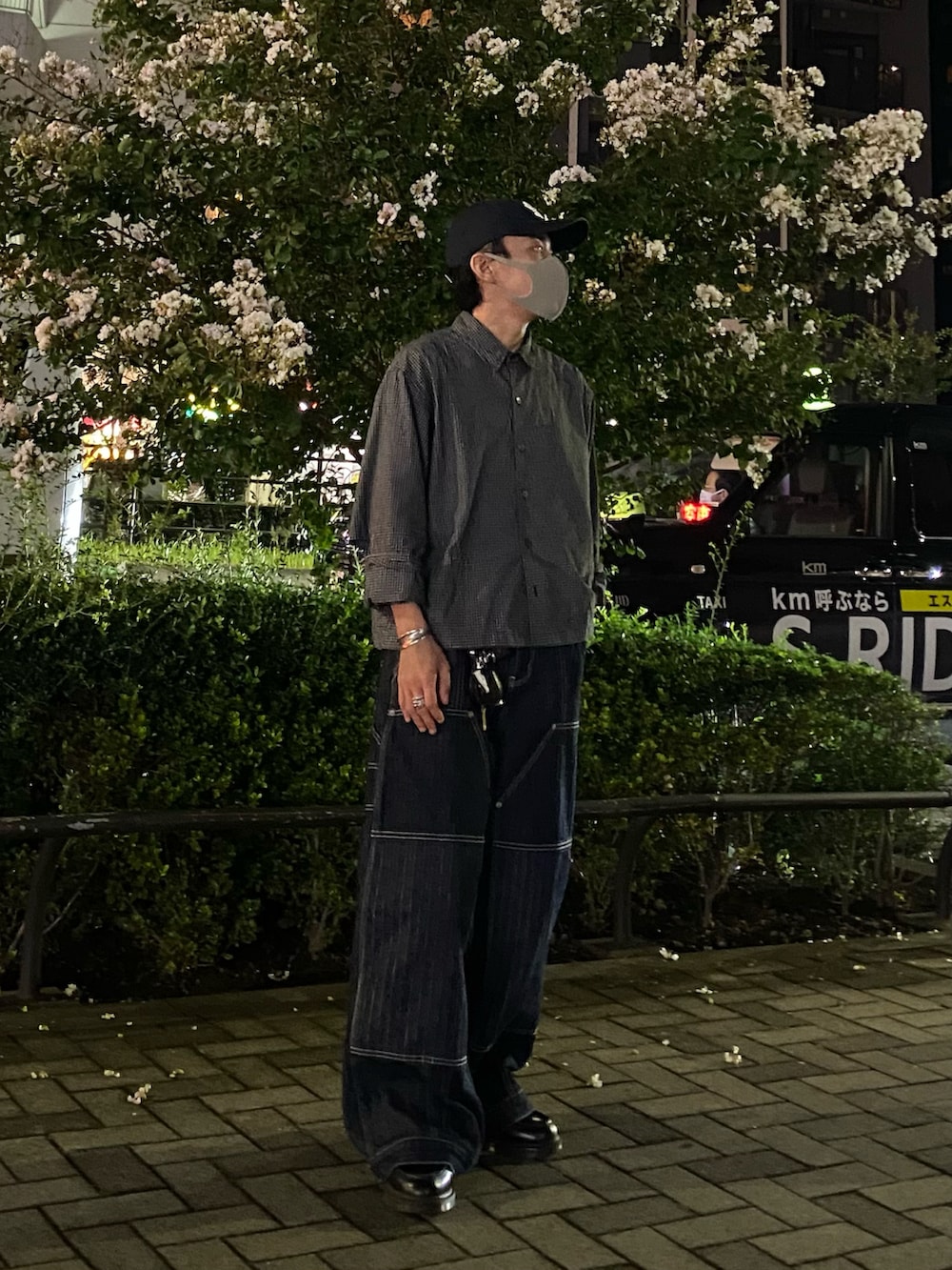 ブルー系のデニムパンツ、ブラック系のシャツ/ブラウス、ブラック系のローファーを着用したメンズの秋コーディネートの2枚目の写真