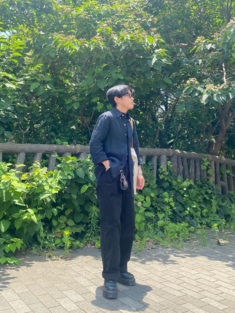 ブラック系のシャツ/ブラウス、ブラック系のその他パンツ、ブラック系のブーツを着用したメンズの夏コーディネートの3枚目の写真