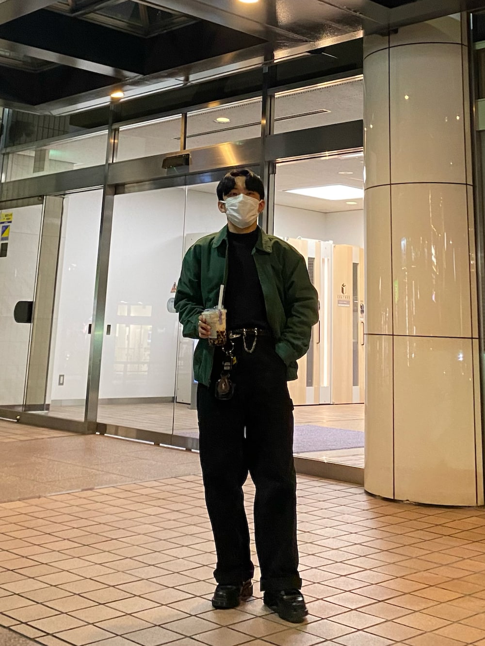 グリーン系のブルゾン、ブラック系のTシャツ/カットソー、ブラック系のその他パンツを着用したメンズの春コーディネートの4枚目の写真