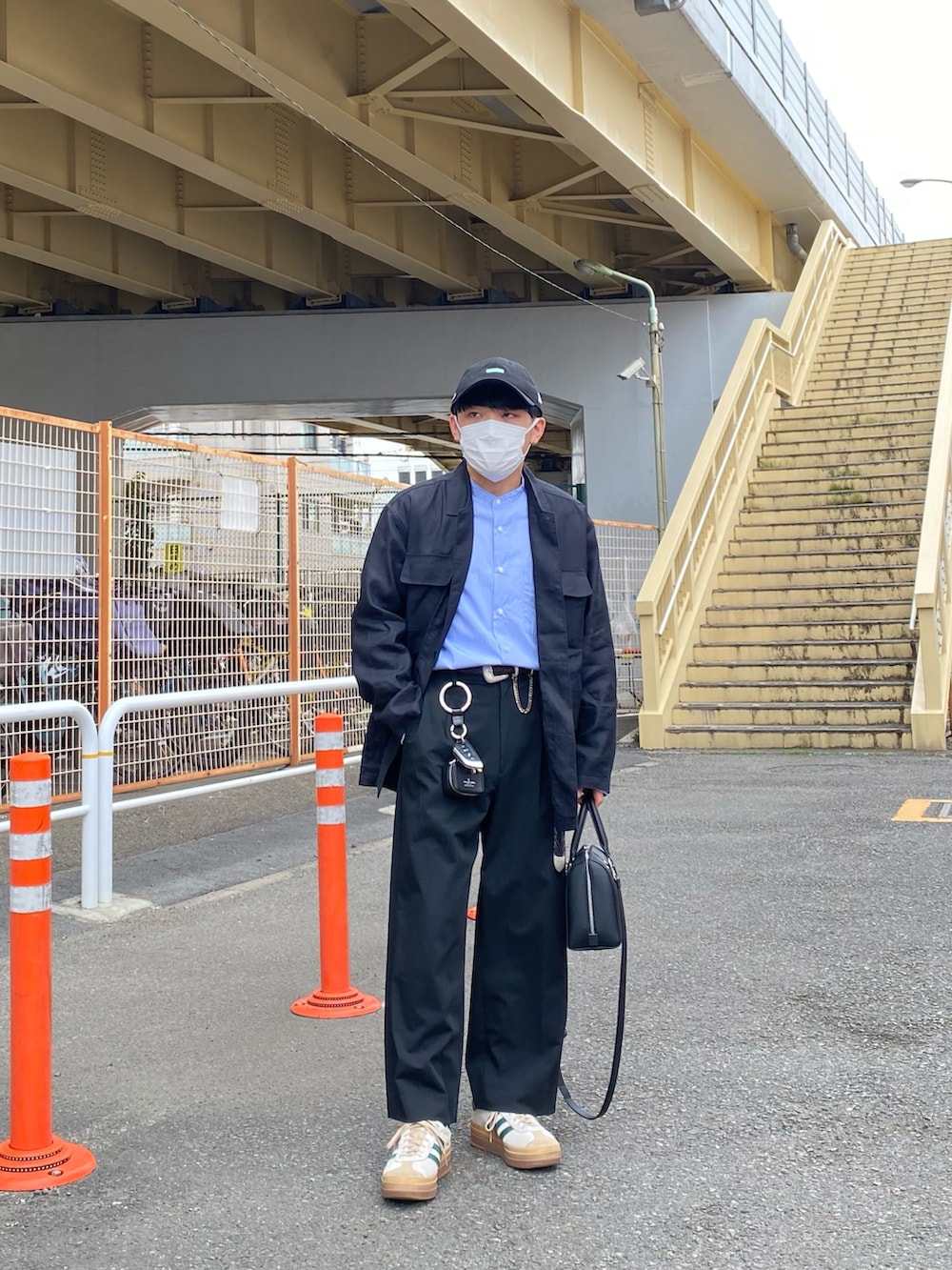 ブラック系のジャケット/アウター、ブルー系のシャツ/ブラウス、ブラック系のパンツを着用したメンズの春コーディネートの3枚目の写真