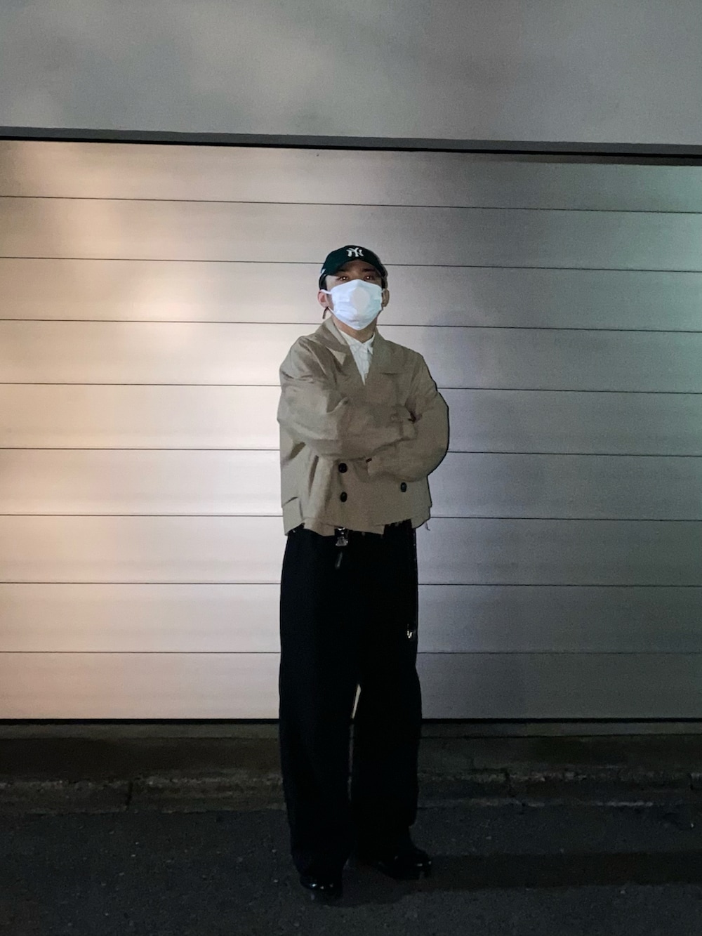 ベージュ系のブルゾン、ホワイト系のシャツ/ブラウス、ブラック系のパンツを着用したメンズの夏コーディネートの3枚目の写真