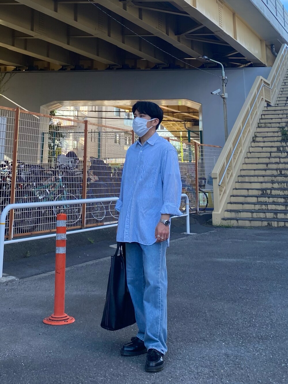 グリーン系のシャツ/ブラウス、ブルー系のデニムパンツ、ブラック系のローファーを着用したメンズの夏コーディネートの4枚目の写真