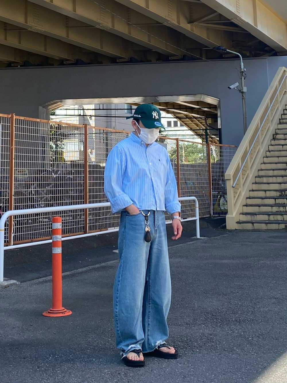 ブルー系のシャツ/ブラウス、ブラック系のサンダル、ブルー系のデニムパンツを着用したメンズの夏コーディネートの2枚目の写真