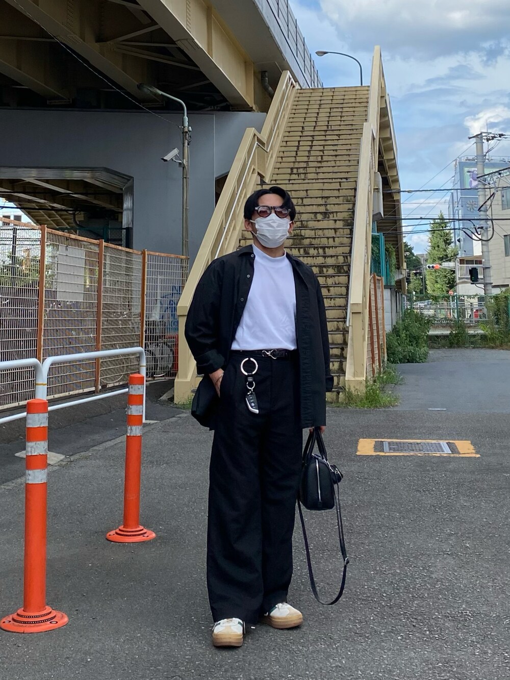 ブラック系のシャツ/ブラウス、ブラック系のパンツ、ベージュ系のスニーカーを着用したメンズの夏コーディネートの5枚目の写真