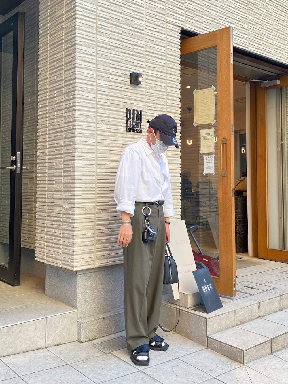 ホワイト系のシャツ/ブラウス、ホワイト系のTシャツ/カットソー、グリーン系のパンツを着用したメンズの春コーディネートの4枚目の写真