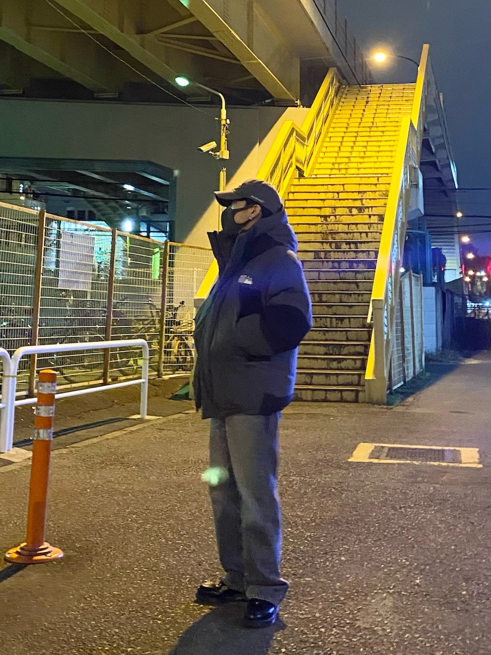 グレー系のダウンジャケット/コート、グレー系のスウェット、ブルー系のシャツ/ブラウスを着用したメンズの冬コーディネートの2枚目の写真