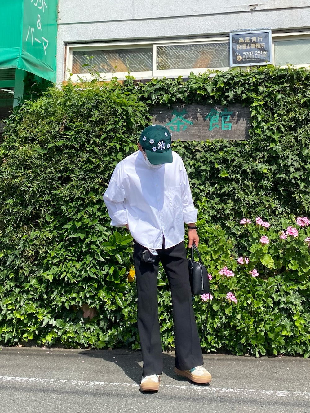 ホワイト系のシャツ/ブラウス、ブラック系のその他パンツ、ベージュ系のスニーカーを着用したメンズの春コーディネートの3枚目の写真