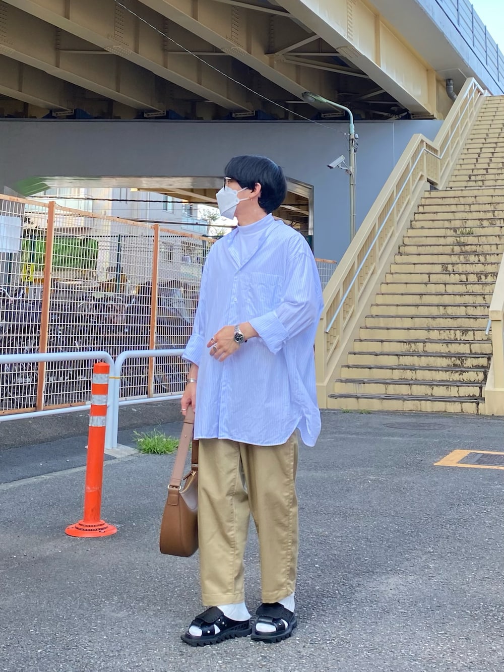 ホワイト系のシャツ/ブラウス、ホワイト系のTシャツ/カットソー、ベージュ系のチノパンツを着用したメンズの夏コーディネートの2枚目の写真