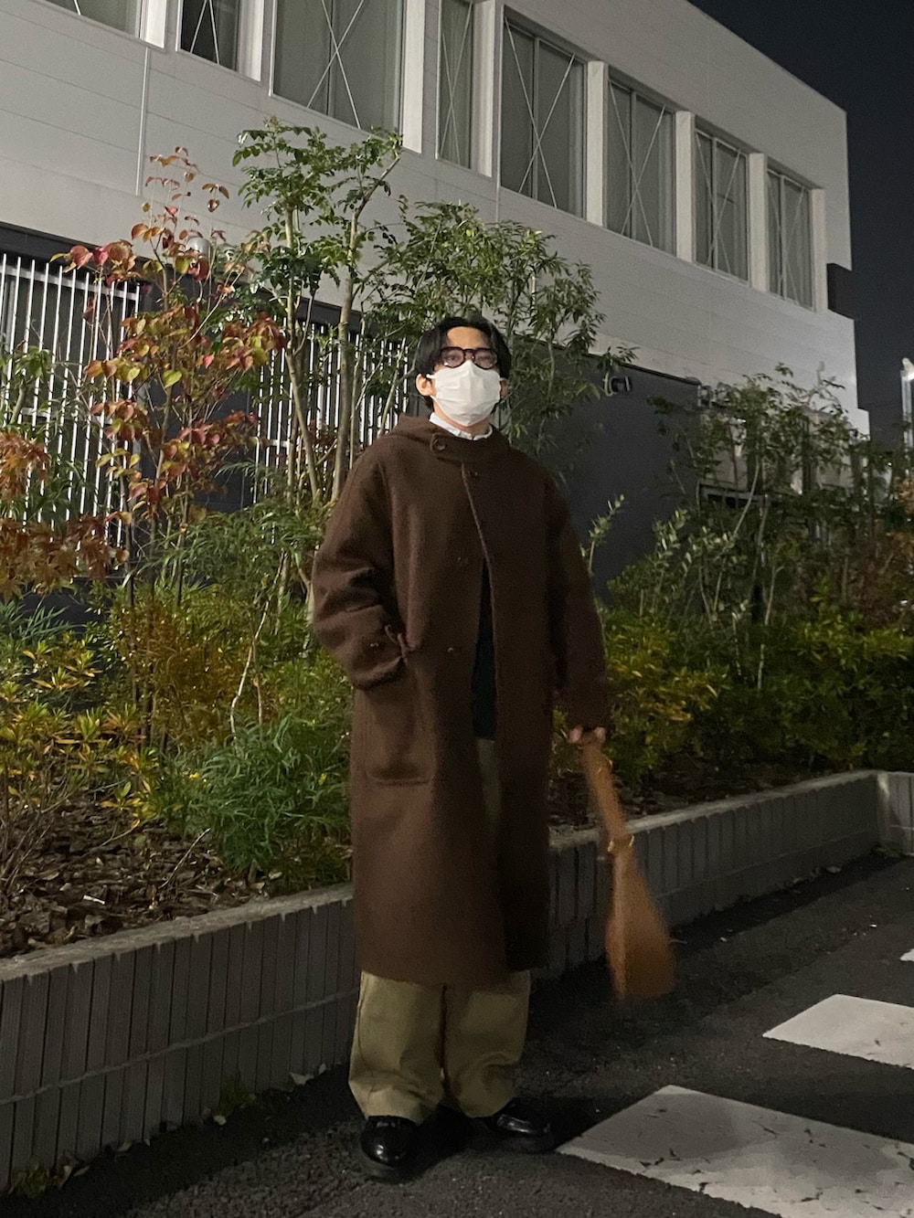 ブラウン系のダッフルコート、ブラック系のスウェット、ブルー系のシャツ/ブラウスを着用したメンズの冬コーディネートの4枚目の写真