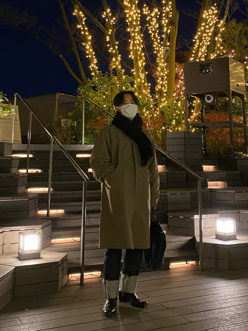 ブラウン系のモッズコート、ブラック系のスウェット、ブラック系のトートバッグを着用したメンズの冬コーディネートの3枚目の写真