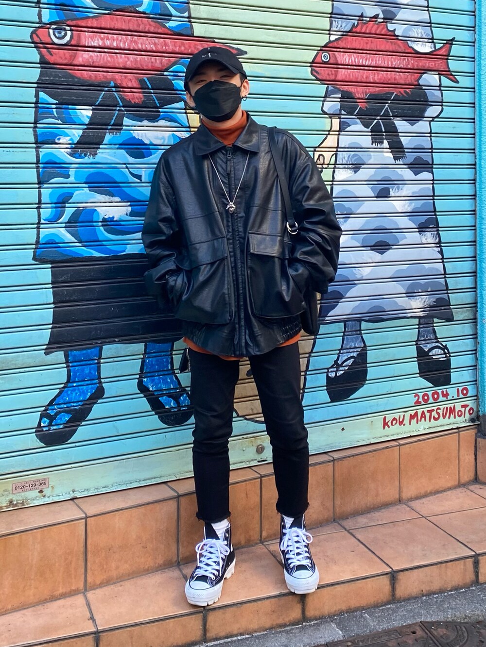 ブラック系のブルゾン、ブラウン系のスウェット、ブラック系のスニーカーを着用したメンズの冬コーディネートの4枚目の写真