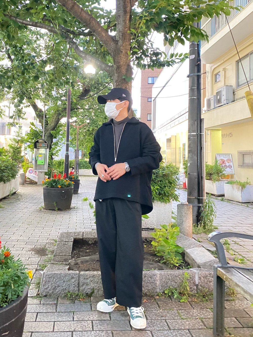 ブラック系のTシャツ/カットソー、グレー系のTシャツ/カットソー、ブラック系のパンツを着用したメンズの夏コーディネートの2枚目の写真