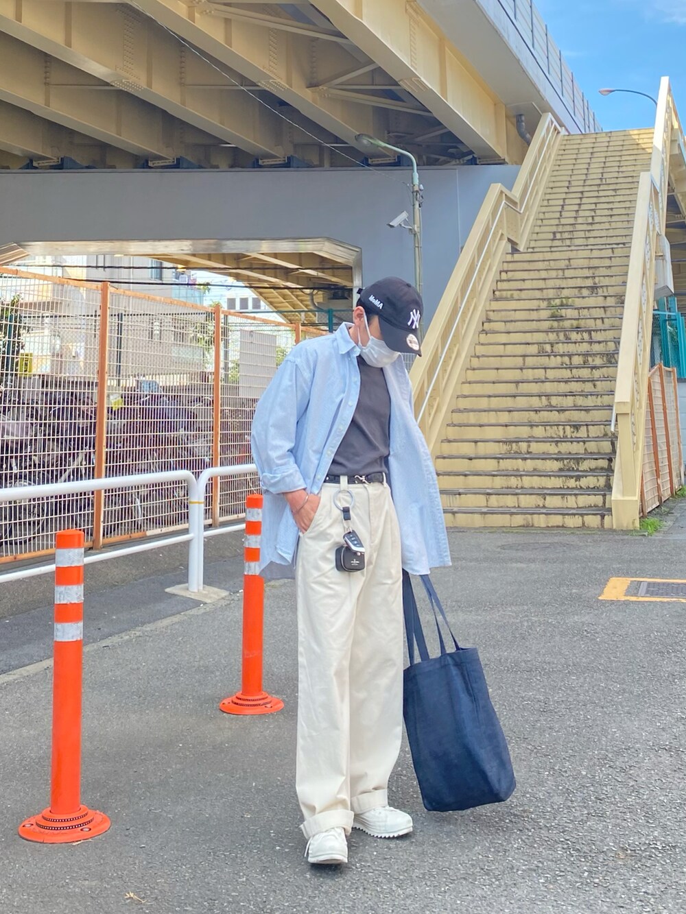 ブルー系のシャツ/ブラウス、グレー系のTシャツ/カットソー、ホワイト系のチノパンツを着用したメンズの夏コーディネートの3枚目の写真