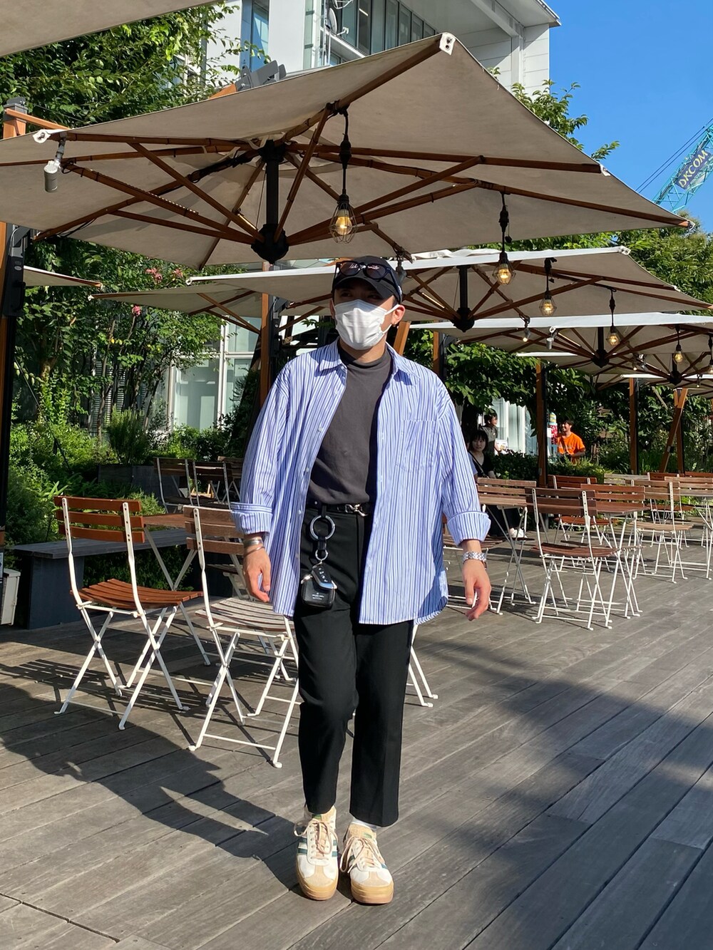 その他のシャツ/ブラウス、ブラック系のスラックス、ベージュ系のスニーカーを着用したメンズの夏コーディネートの5枚目の写真