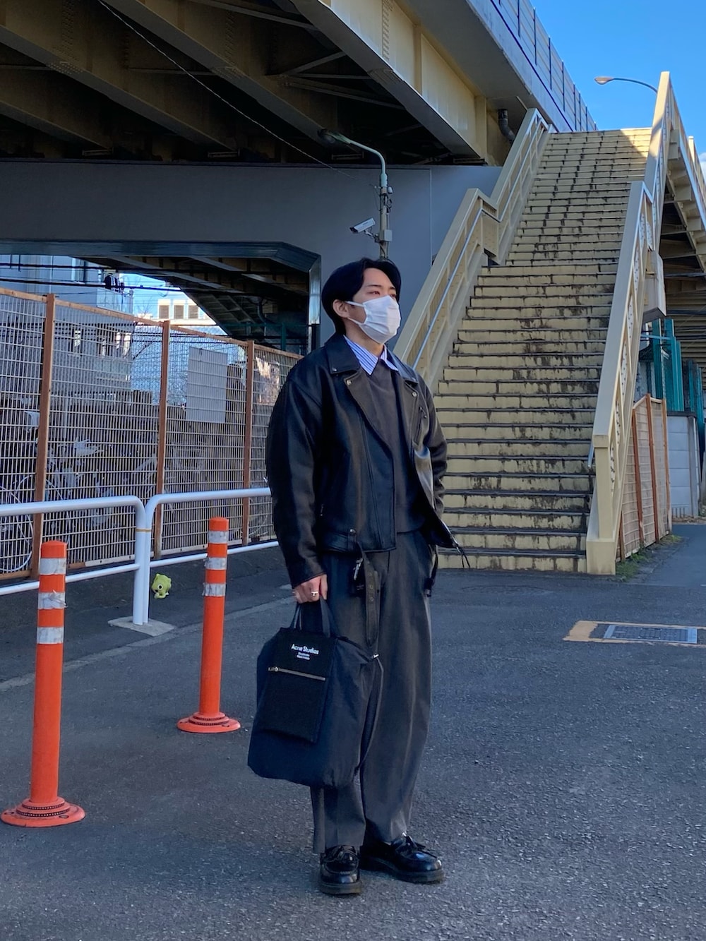 グレー系のスウェット、その他のシャツ/ブラウス、ブラック系のトートバッグを着用したメンズの冬コーディネートの3枚目の写真