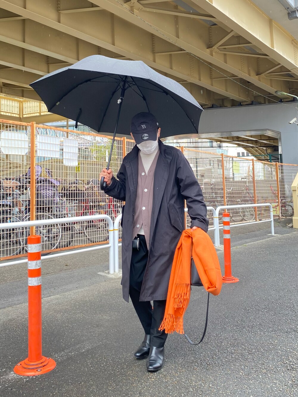 ブラック系のモッズコート、ブラウン系のカーディガン/ボレロ、ホワイト系のTシャツ/カットソーを着用したメンズの春コーディネートの4枚目の写真