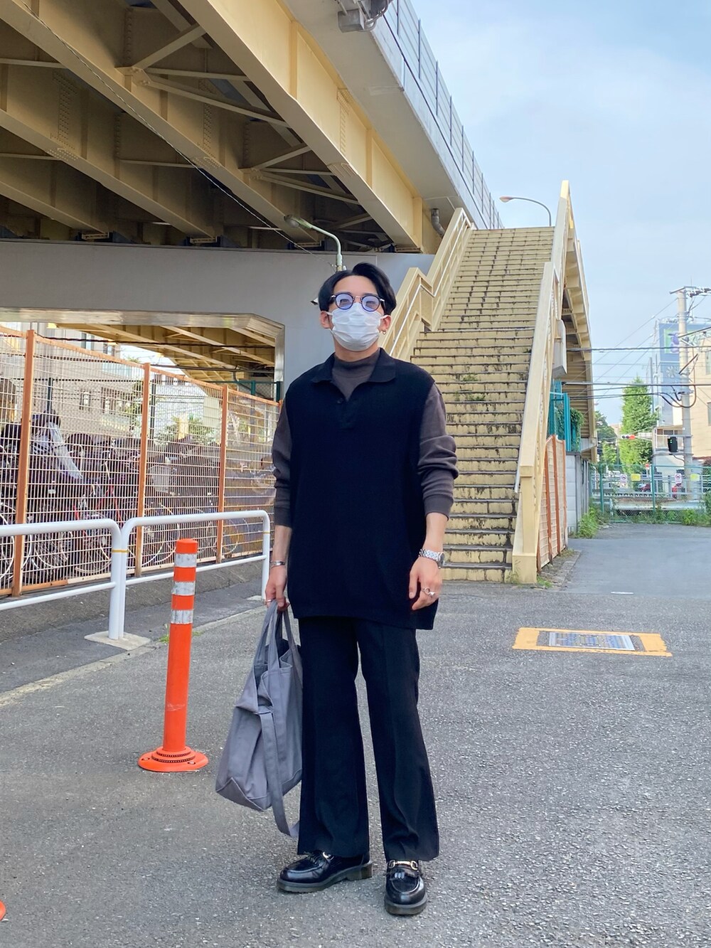 ブラック系のベスト、グレー系のTシャツ/カットソー、ブラック系のその他パンツを着用したメンズの夏コーディネートの2枚目の写真