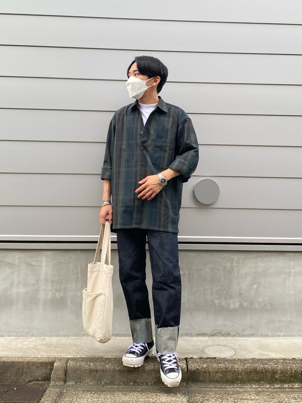 ブルー系のシャツ/ブラウス、ホワイト系のTシャツ/カットソー、ブルー系のデニムパンツを着用したメンズの秋コーディネートの3枚目の写真