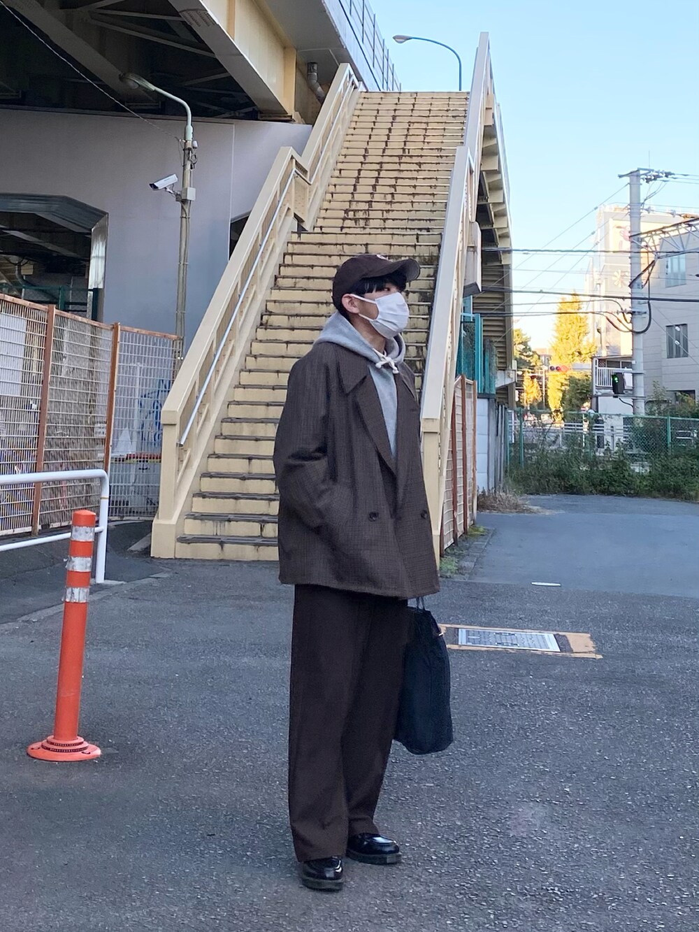 その他のその他アウター、グレー系のパーカー、ブラウン系のその他パンツを着用したメンズの冬コーディネートの5枚目の写真