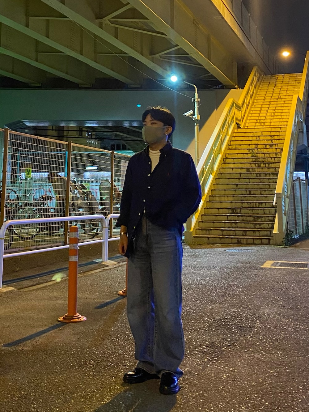 ブルー系のシャツ/ブラウス、ブルー系のデニムパンツ、ブラック系のドレスシューズを着用したメンズの夏コーディネートの2枚目の写真