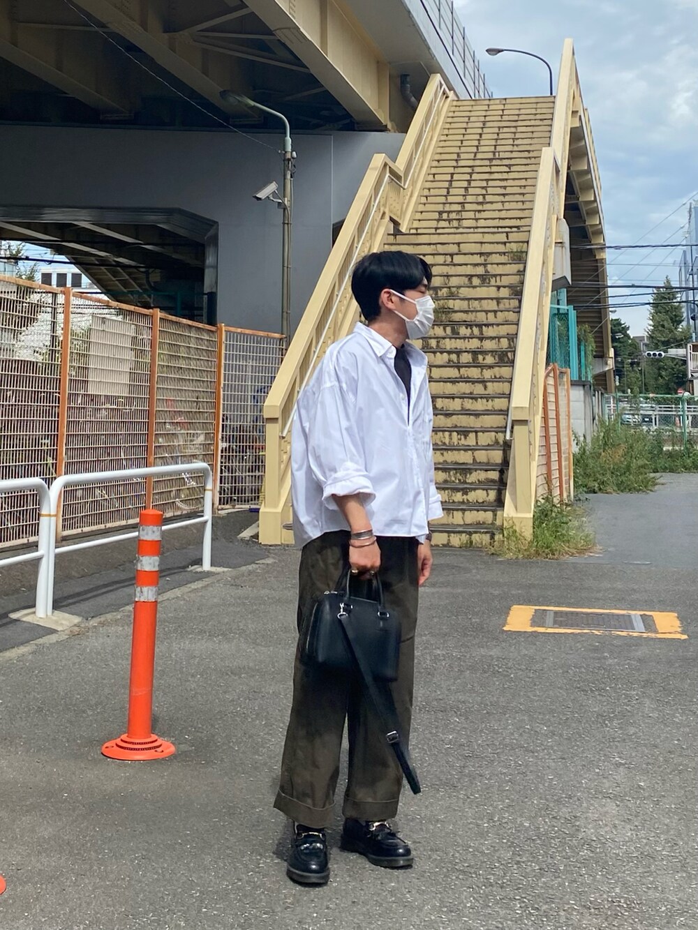 ホワイト系のシャツ/ブラウス、グリーン系のその他パンツ、ブラック系のローファーを着用したメンズの秋コーディネートの3枚目の写真