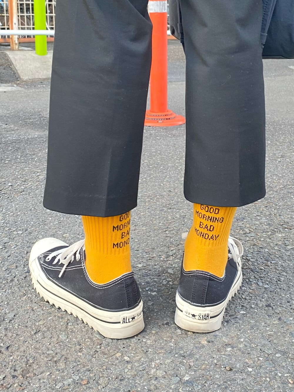 ブラック系のライダースジャケット、ブラウン系のパーカー、ブラック系のスラックスを着用したメンズの冬コーディネートの5枚目の写真