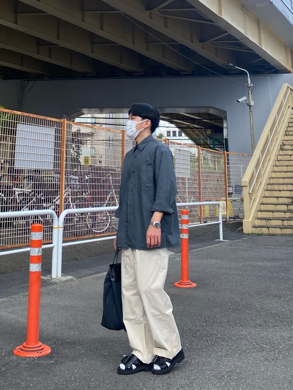 グリーン系のシャツ/ブラウス、ブラック系のトートバッグ、ホワイト系のチノパンツを着用したメンズの夏コーディネートの4枚目の写真