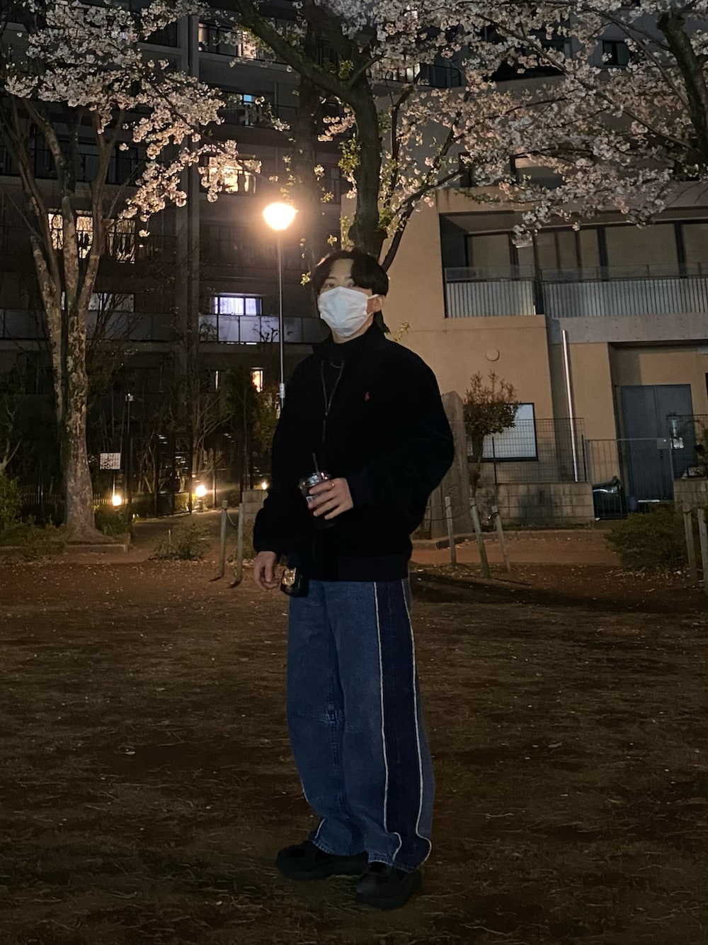 ブルー系のその他アウター、ブラック系のTシャツ/カットソー、ブルー系のデニムパンツを着用したメンズの春コーディネートの4枚目の写真