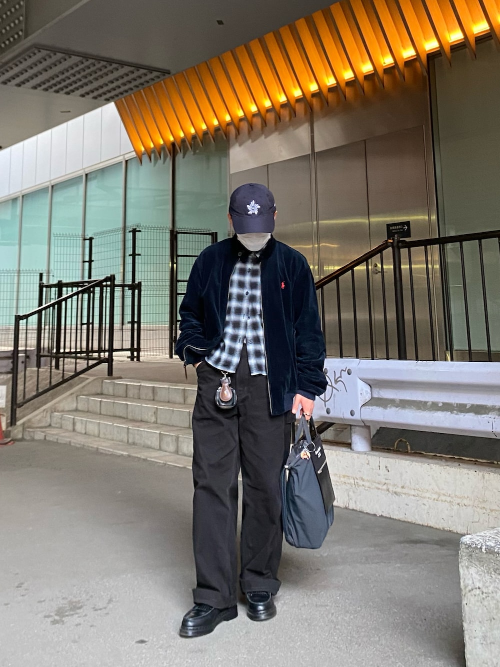 ブラック系のローファー、ブルー系のその他アウター、ブラック系のその他パンツを着用したメンズの春コーディネートの2枚目の写真