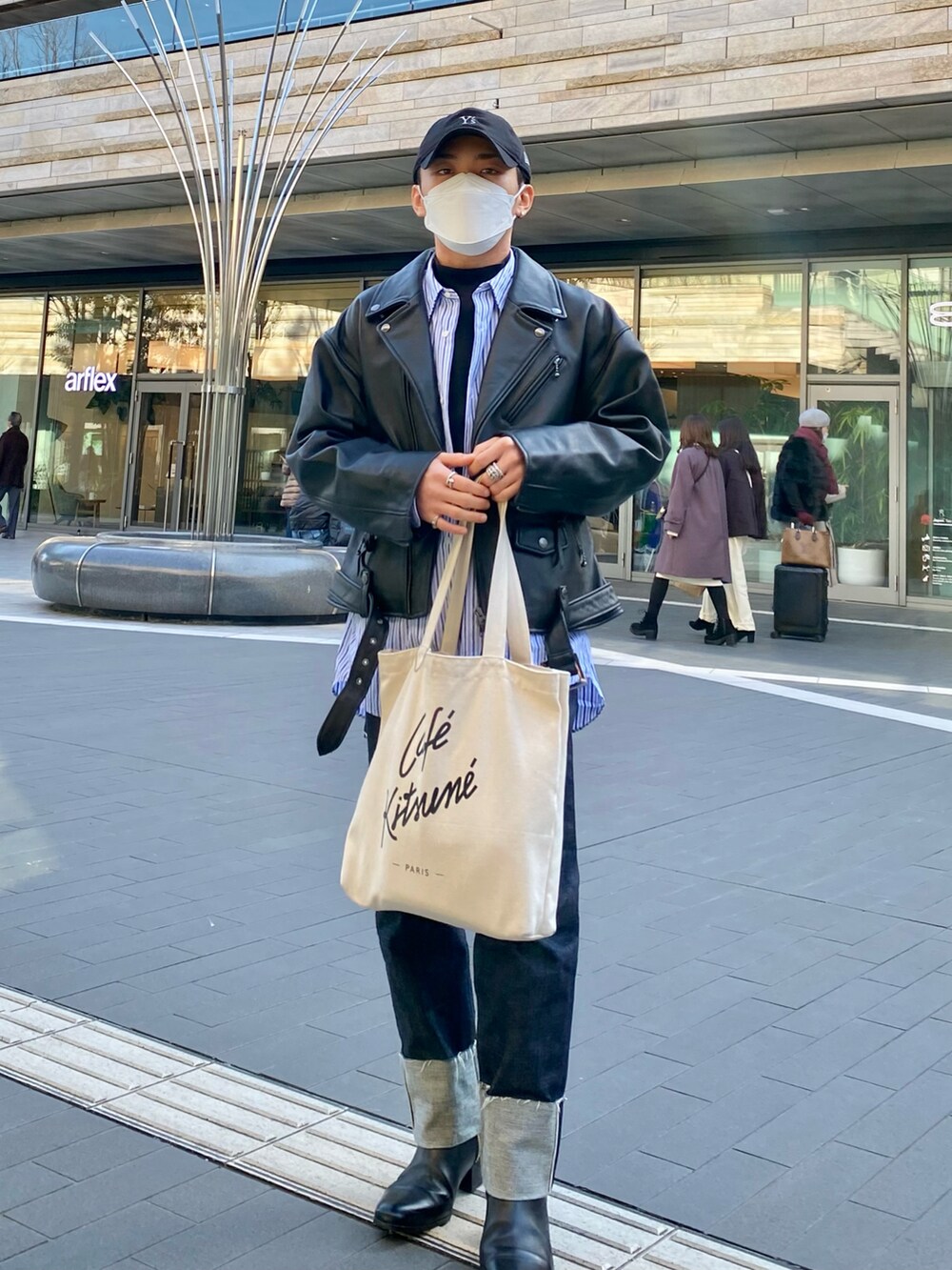 ブラック系のライダースジャケット、その他のシャツ/ブラウス、ブラック系のTシャツ/カットソーを着用したメンズの春コーディネートの3枚目の写真