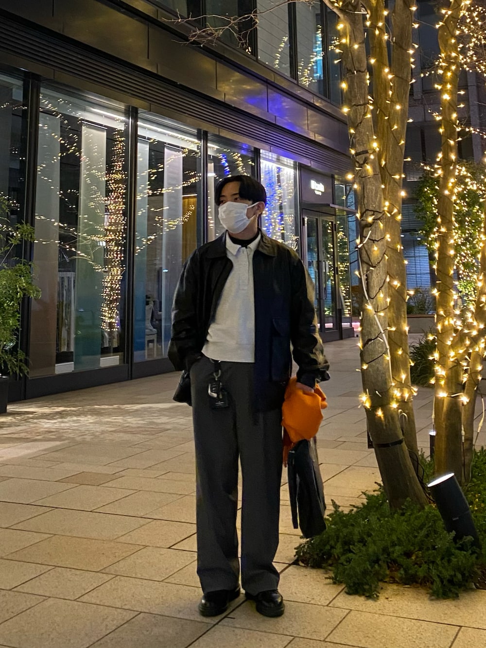 ブラック系のブルゾン、グレー系のスウェット、ブラック系のTシャツ/カットソーを着用したメンズの冬コーディネートの3枚目の写真