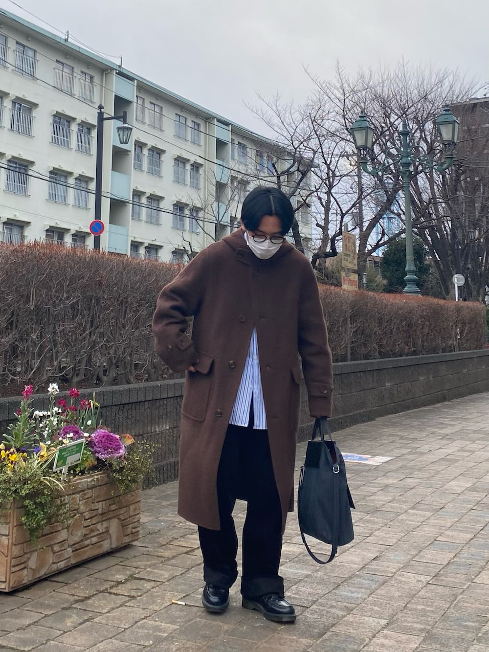 その他のシャツ/ブラウス、ブラック系のローファー、ブラウン系のダッフルコートを着用したメンズの冬コーディネートの3枚目の写真