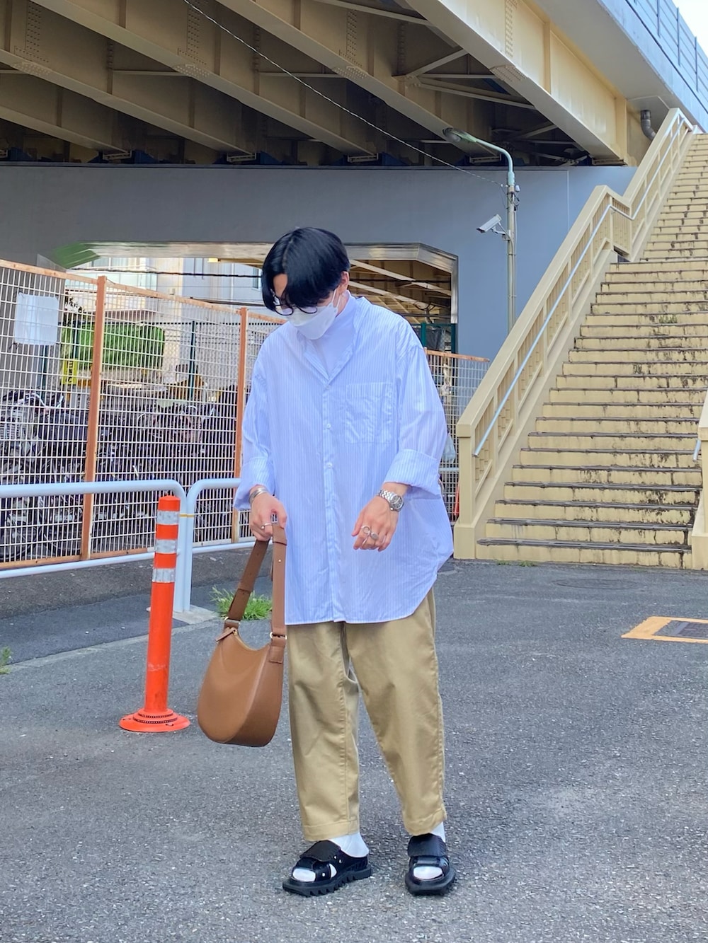 ホワイト系のシャツ/ブラウス、ホワイト系のTシャツ/カットソー、ベージュ系のチノパンツを着用したメンズの夏コーディネートの4枚目の写真