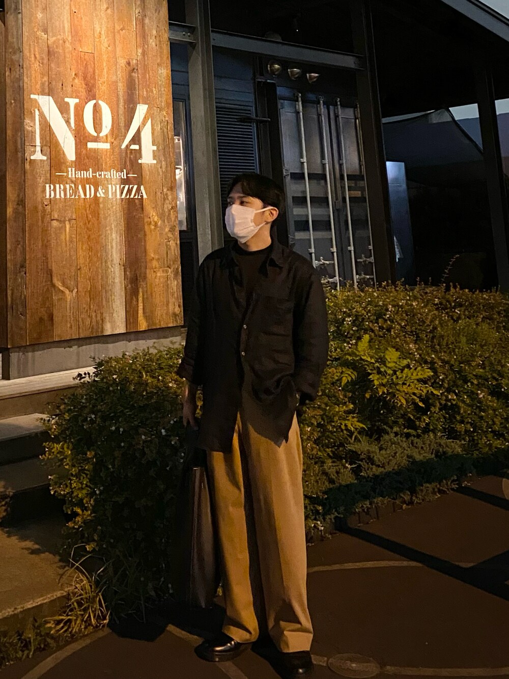 ブラック系のシャツ/ブラウス、ブラック系のTシャツ/カットソー、ブラック系のハンドバッグを着用したメンズの夏コーディネートの4枚目の写真