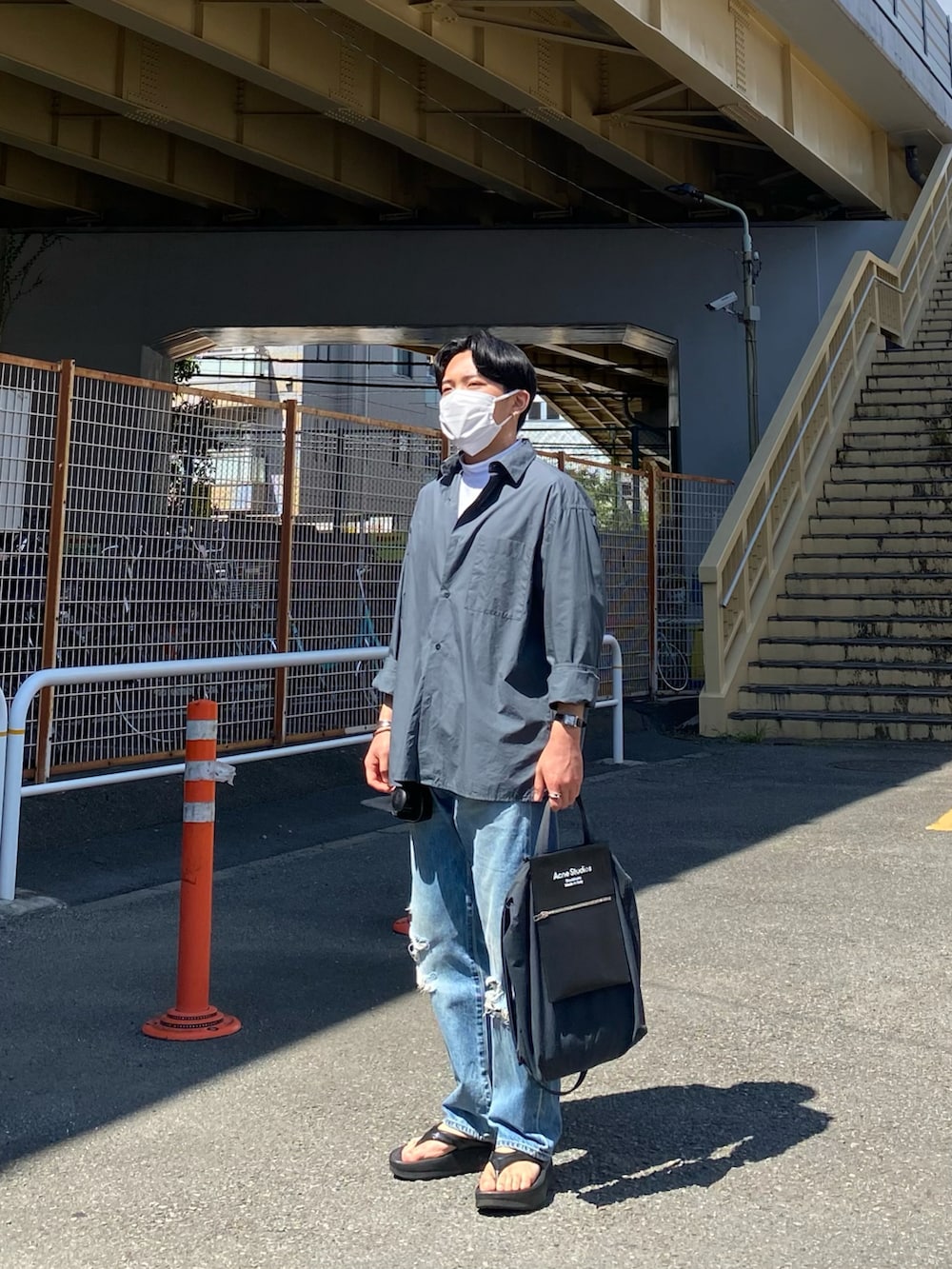 グリーン系のシャツ/ブラウス、ホワイト系のTシャツ/カットソー、ブルー系のデニムパンツを着用したメンズの夏コーディネートの4枚目の写真