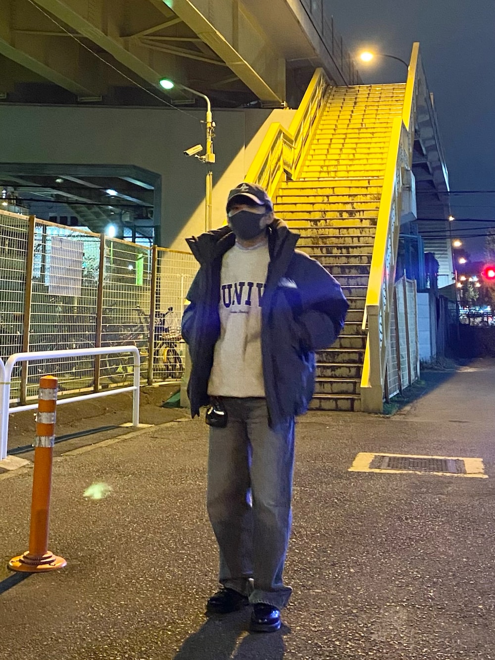 グレー系のダウンジャケット/コート、グレー系のスウェット、ブルー系のシャツ/ブラウスを着用したメンズの冬コーディネートの4枚目の写真