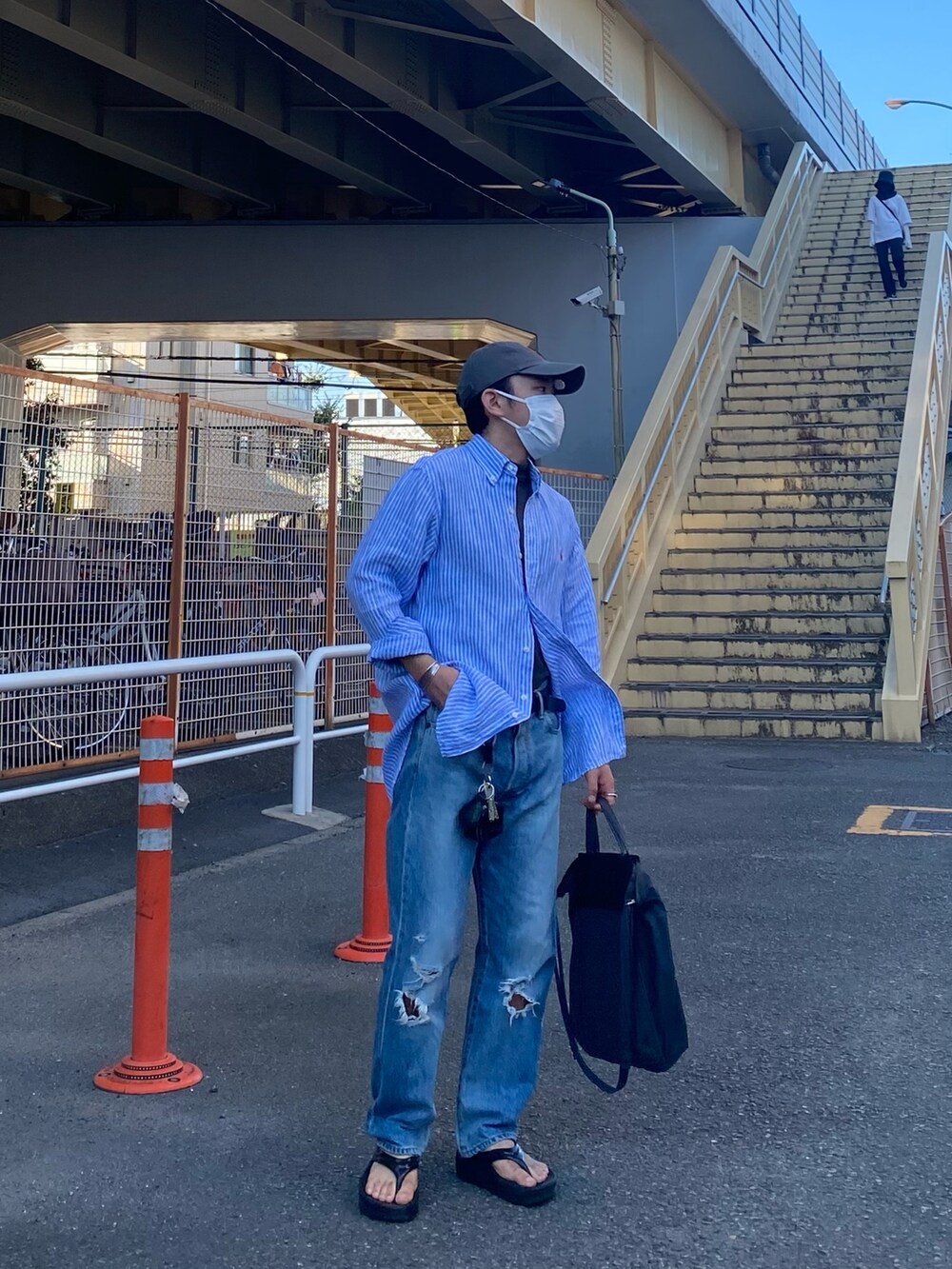 その他のシャツ/ブラウス、ブルー系のデニムパンツ、ブラック系のサンダルを着用したメンズの秋コーディネートの2枚目の写真