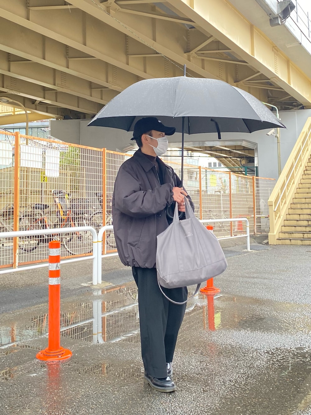 ブラック系のダウンジャケット/コート、ブラック系のベスト、レッド系のTシャツ/カットソーを着用したメンズの冬コーディネートの4枚目の写真