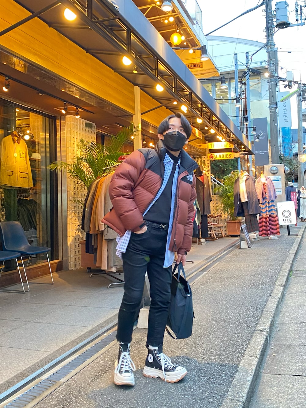 ブラウン系のダウンジャケット/コート、その他のシャツ/ブラウス、ブラック系のスウェットを着用したメンズの冬コーディネートの3枚目の写真