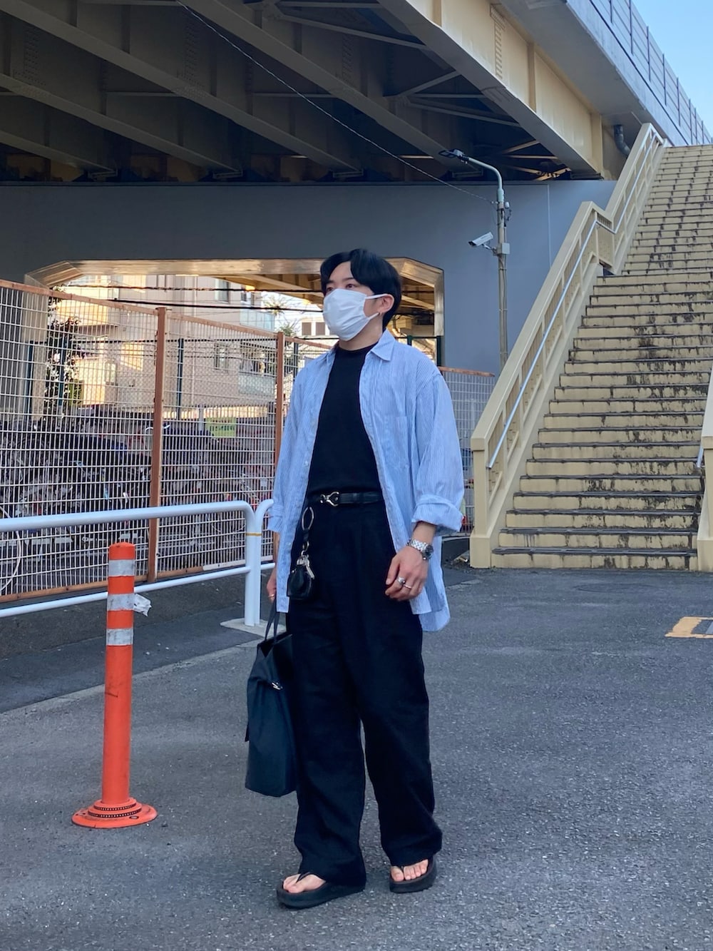 グリーン系のシャツ/ブラウス、ブラック系のパンツ、ブラック系のサンダルを着用したメンズの夏コーディネートの4枚目の写真