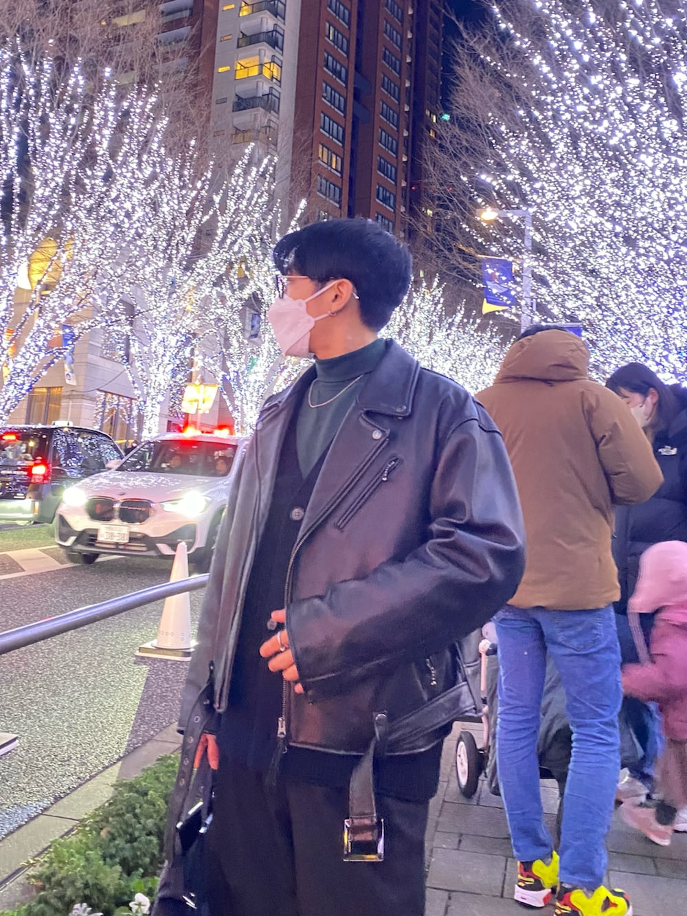 ブラック系のライダースジャケット、ブラック系のカーディガン/ボレロ、グリーン系のスウェットを着用したメンズの冬コーディネートの4枚目の写真